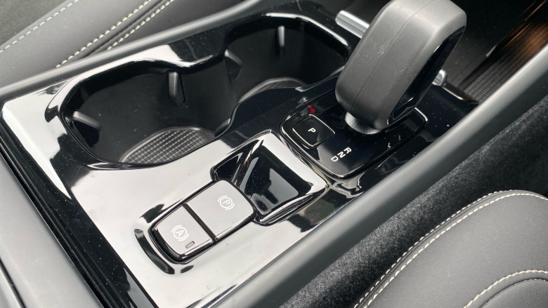 Volvo XC40 2.0 B3P Ultimate Dark 5dr Auto Petrol Estate